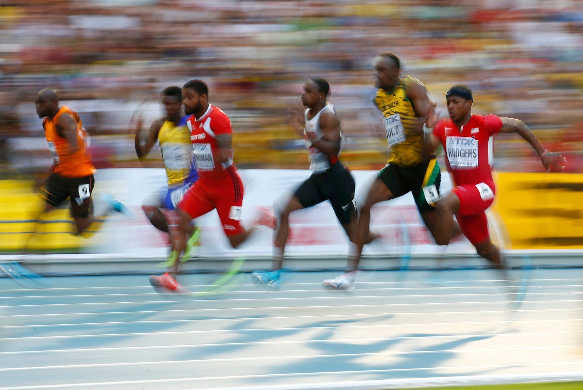MS v atletice 2013, 100 m - semifinále: Usain Bolt (druhý zprava) a Mike Rodgers (vpravo)