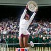 Americká tenistka Serena Williamsová slaví s trofejí vítězství ve Wimbledonu 2012.