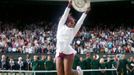 Americká tenistka Serena Williamsová slaví s trofejí vítězství ve Wimbledonu 2012.