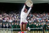 Americká tenistka Serena Williamsová slaví s trofejí vítězství ve Wimbledonu, ve kterém ve finále porazila Polku Agnieszku Radwaňskou a nedovolila tak historický polský úspěch.
