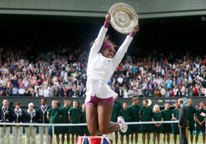 Americká tenistka Serena Williamsová slaví s trofejí vítězství ve Wimbledonu 2012.