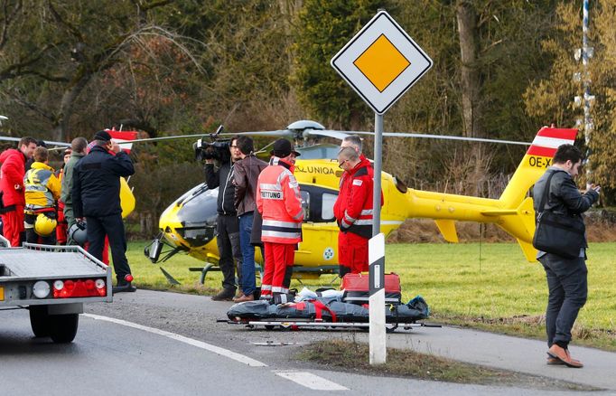 Záchranáři u Bad Aiblingu na jihu Německa, kde došlo k železničnímu neštěstí. (9. února 2016)