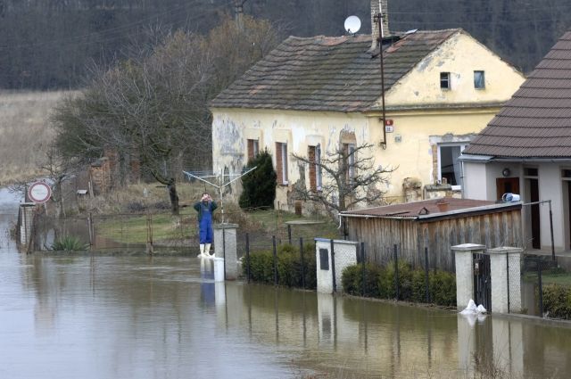 Obyvatel domku v Plzni - Koterově si fotografoval 29. března rozvodněnou Úslavu, která ohrožuje jeho obydlí