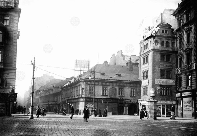 Celkový pohled na na nároží Václavského náměstí a Vodičkovy ulice na Novém Městě před zbořením. Cca rok 1905