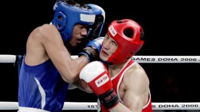 Thajský boxer Manus Bundžumnong (vlevo) v souboji o zlato v lehké welterové váze na Asijských hrách proti Jihokorejci Shin Myung-hoonovi.