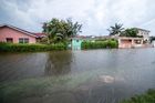 Domy vypadají jako lodě. Nejsilnější hurikán roku míří k USA, lidé skupují jídlo