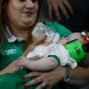 Euro 2016: Irska fanynka krmí při zápasu dítě