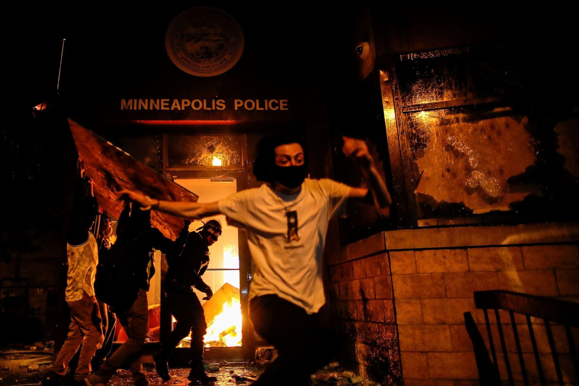 Noční protesty v Minneapolis.