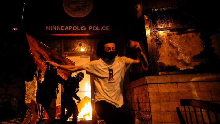 Foto: Policejní stanice v plamenech, zničené podniky. Městy v USA otřásají protesty