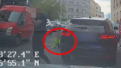 "Vstávej, simulante!" Řidič Jaguaru vlétl do zákazu vjezdu a přejel strážníkovi nohu