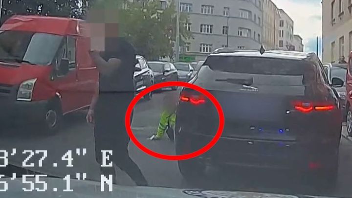 "Vstávej, simulante!" Řidič Jaguáru vlétl do zákazu vjezdu a přejel strážníkovi nohu; Zdroj foto: MP Praha