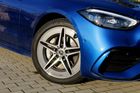 Bizarní krádež v Olomouci. Zloděj odcizil 68 znaků z disků kol, šel po Mercedesu a VW