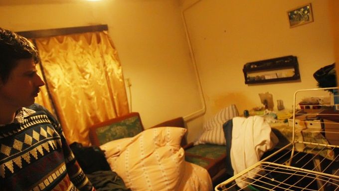I tak může vypadat vězení. Foto z domu u muže, který byl v Česku jako druhý odsouzen k trestu domácího vězení.
