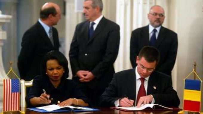 Americká ministryně zahraničí Condoleezza Riceová a její rumunský kolega Razvan Ungureanu podepisují dohodu o zřízení amerických základen v Rumunsku.