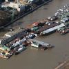Kotvící lodě a remorkéry v bezpečí přístavu v Děčíně