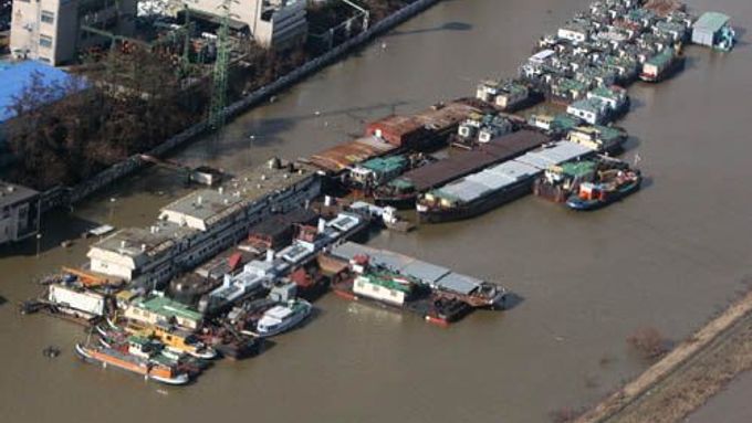 Kotvící lodě a remorkéry při povodni v přístavu v Děčíně