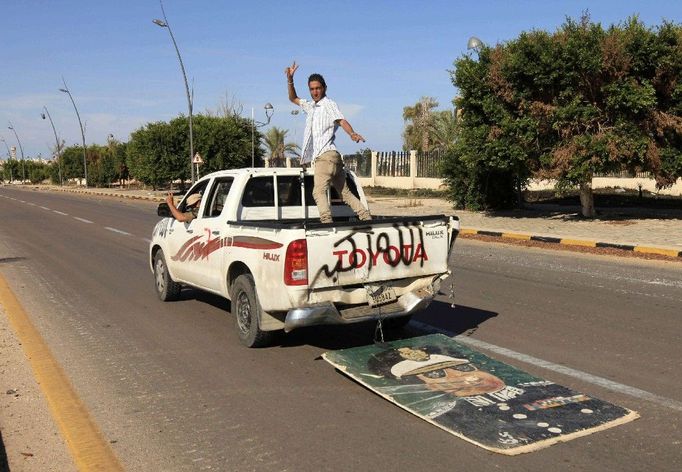 V libyjských městech propukly po smrti Muammara Kaddáfího oslavy. Na snímku rebel slavící v Syrtě.