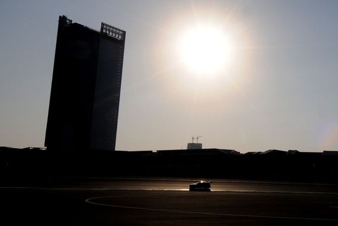 BMW týmu K Racing Válek Autosport ve stínu jednoho z mrakodrapů u trati Dubai Autodrome.