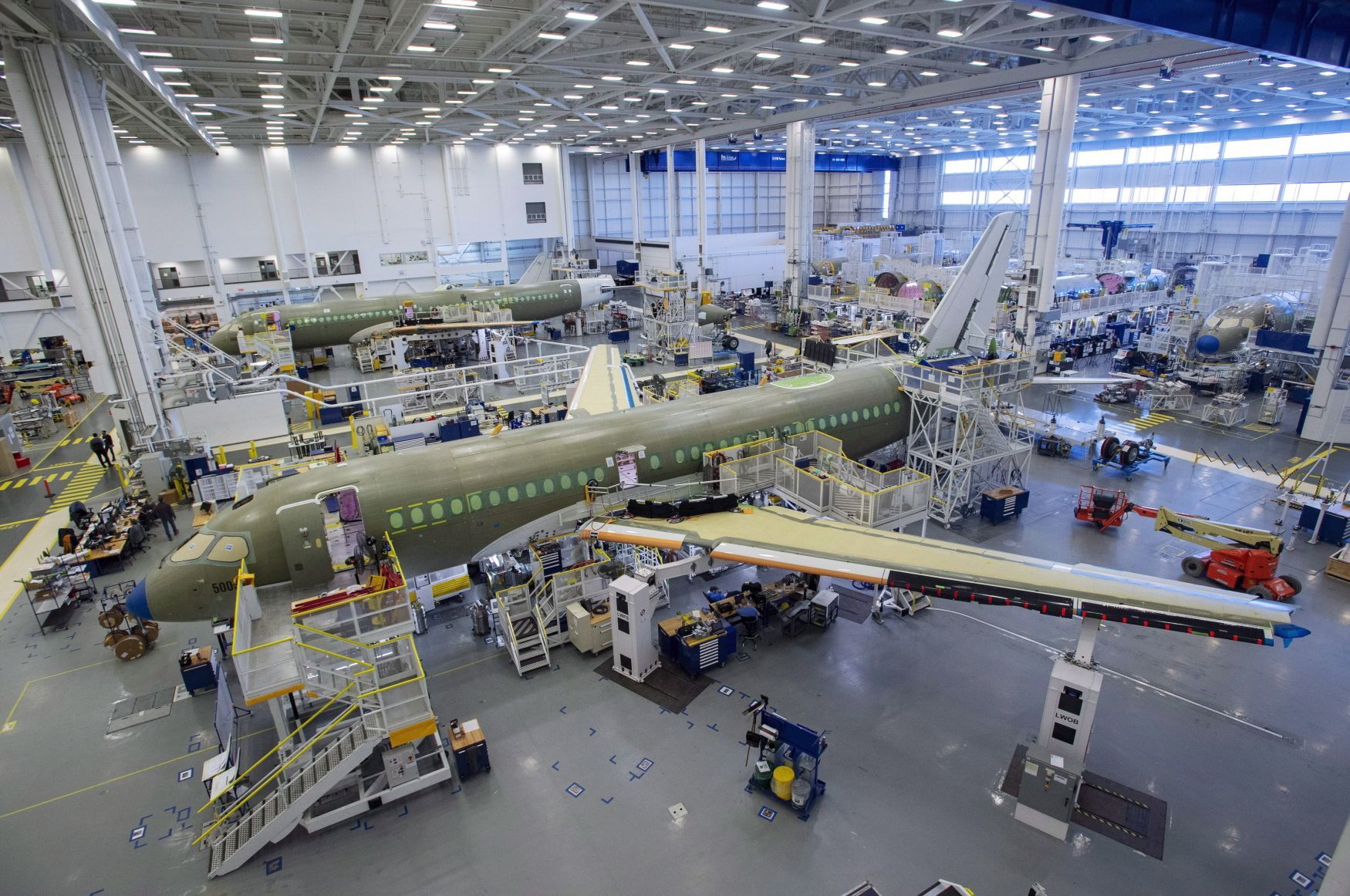 Airbus A220 výroba letadlo hangár