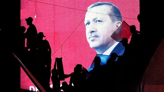 Kult Erdogana akademickým svobodám zjevně nesvědčí. Čistky v Turecku tvrdě postihly i vysoké školy.