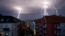 Lightnings strike over buildings during a thunderstorm in Berlin, June 29, 2012. REUTERS/Pawel Kopczynski (GERMANY - Tags: ENVIRONMENT CITYSPACE TPX IMAGES OF THE DAY) Published: Čer. 29, 2012, 8:52 odp.