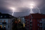 Vlny veder však na mnoho míst ve světě vehnaly i neobvykle silné bouře. Takto například šlehaly 29. června blesky v Berlíně.