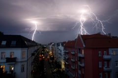Ničivá bouře v Německu zabila šest lidí. Postupuje na východ