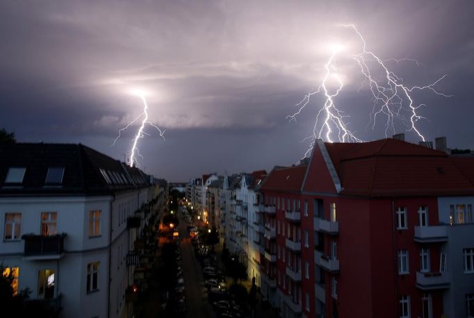 Lightnings strike over buildings during a thunderstorm in Berlin, June 29, 2012. REUTERS/Pawel Kopczynski (GERMANY - Tags: ENVIRONMENT CITYSPACE TPX IMAGES OF THE DAY) Published: Čer. 29, 2012, 8:52 odp.