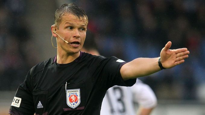 Zlínský útočník Pavel Malcharek ve 2. lize nešetrně fauloval loktem obránce Michala Zemana z Ústí nad Labem.
