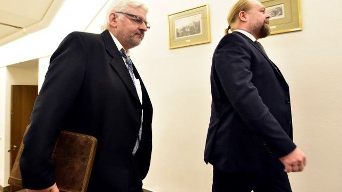 Hlavní vyšetřovatel případu Čapí hnízdo Pavel Nevtípil (vlevo) a dozorový žalobce Jaroslav Šaroch (vpravo).