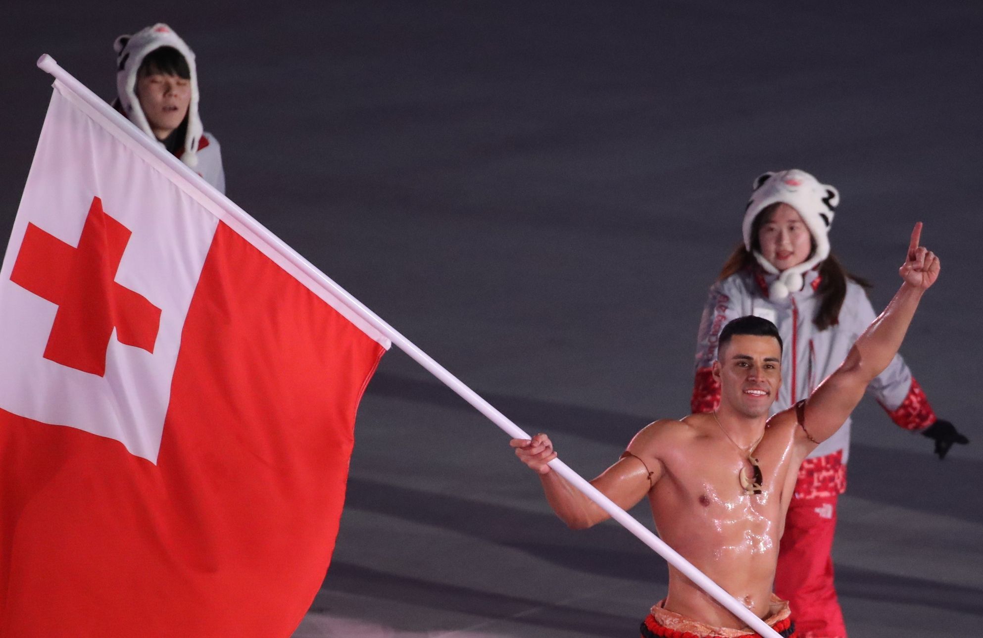 Pita Taufatofua ze souostroví Tonga byl nejotužilejším vlajkonošem