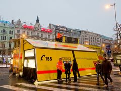 V silvestrovské pohotovosti jsou také záchranáři. Na Václavském náměstí mají už od odpoledne přistavený speciální záchranářský vůz Golem.