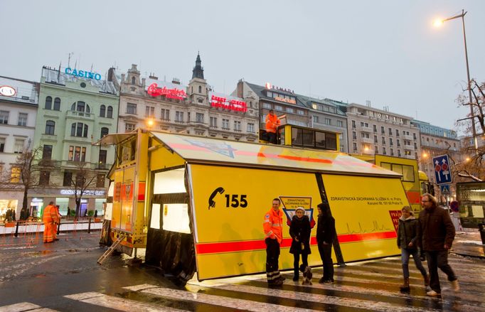 V silvestrovské pohotovosti jsou také záchranáři. Na Václavském náměstí mají už od odpoledne přistavený speciální záchranářský vůz Golem.