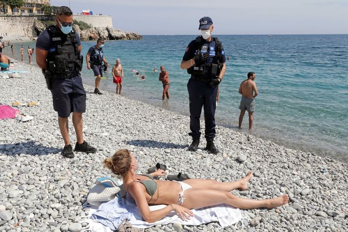 Kontrola dodržování koronavirových opatření na pláži v Nice letos v květnu.