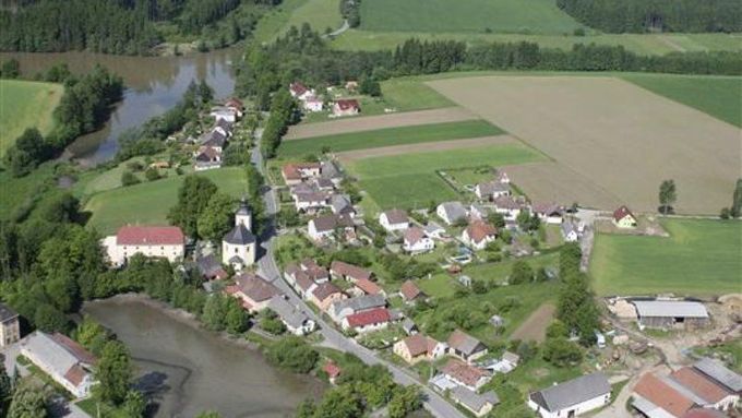 Letecký snímek průjezdu Jamným u Jihlavy. Úsek kolem kostela a školy je nejnebezpečnější