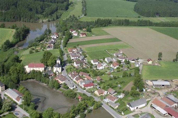 Letecký snímek průjezdu Jamným u Jihlavy. Úsek kolem kostela a školy je nejnebezpečnější