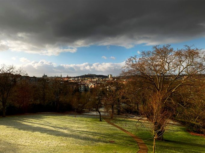 Pohled na Brno z horní terasy vily