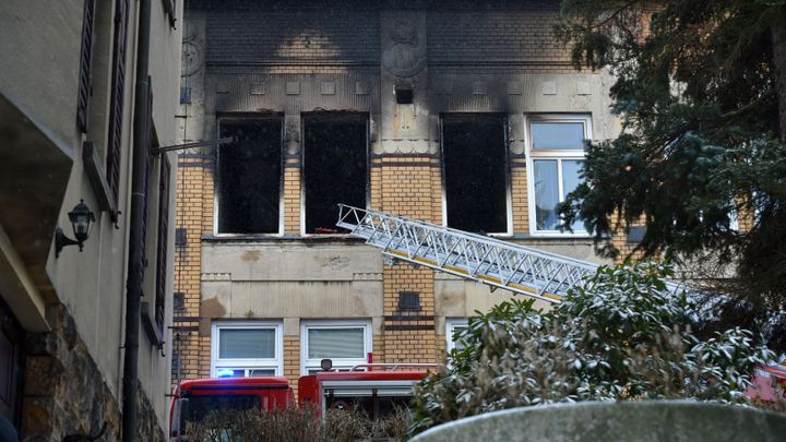 Příčinou tragického požáru ve Vejprtech byla manipulace s ohněm, oběti se udusily