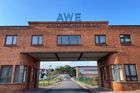 Hlavní brána továrny AWE dnes působí osamoceně, na zmenšeném modelu v muzeu je ale vidět, že areál byl obrovský. Patří mezi nejstarší továrny v Německu.