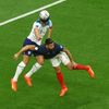 Harry Maguire, John Stones  a Olivier Giroud ve čtvrtfinále MS 2022 Anglie - Francie