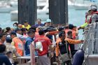 Turistická loď v Thajsku vzdorovala pětimetrovým vlnám, pak klesla ke dnu. Nehoda má 38 obětí