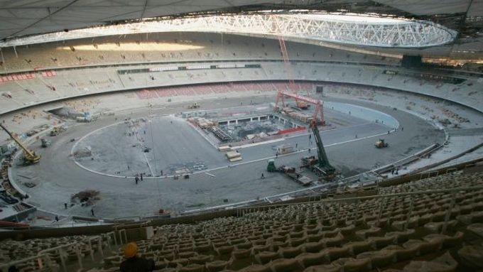 Takto to v tuto chvíli vypadá na ploše stadionu, kde budou v srpnu příštího roku slavnostně zahájeny olympijské hry.