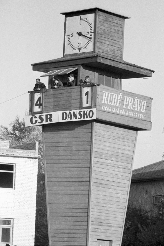 Časomíra na brněnském fotbalovém stadionu Za Lužánkami.