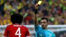 Fotbal, Liga mistrů, Bayern - Dortmund: Dante dosátá žlutou kartu; rozhodčí Nicola Rizzoli