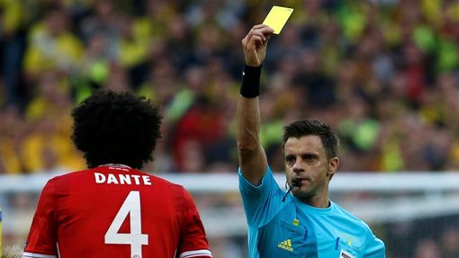 Fotbal, Liga mistrů, Bayern - Dortmund: Dante dosátá žlutou kartu; rozhodčí Nicola Rizzoli