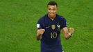 Kylian Mbappé slaví gól v osmifinále MS 2022 Francie - Polsko