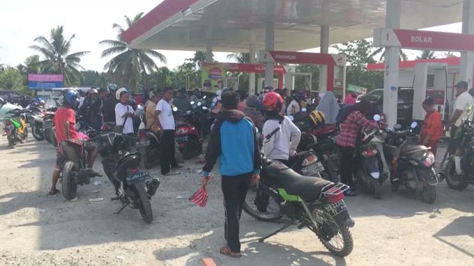 Na ostrově Sulawesi dochází palivo. Lidé čekají obří fronty před benzinkami