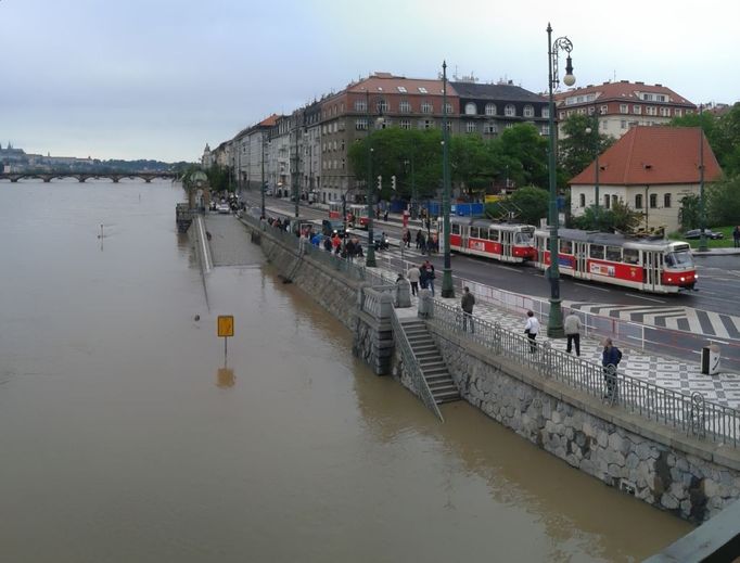 Náplavka. Pondělí, 19:21