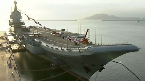 Čína si postavila letadlovou loď. Narozdíl od amerických má jen rampu