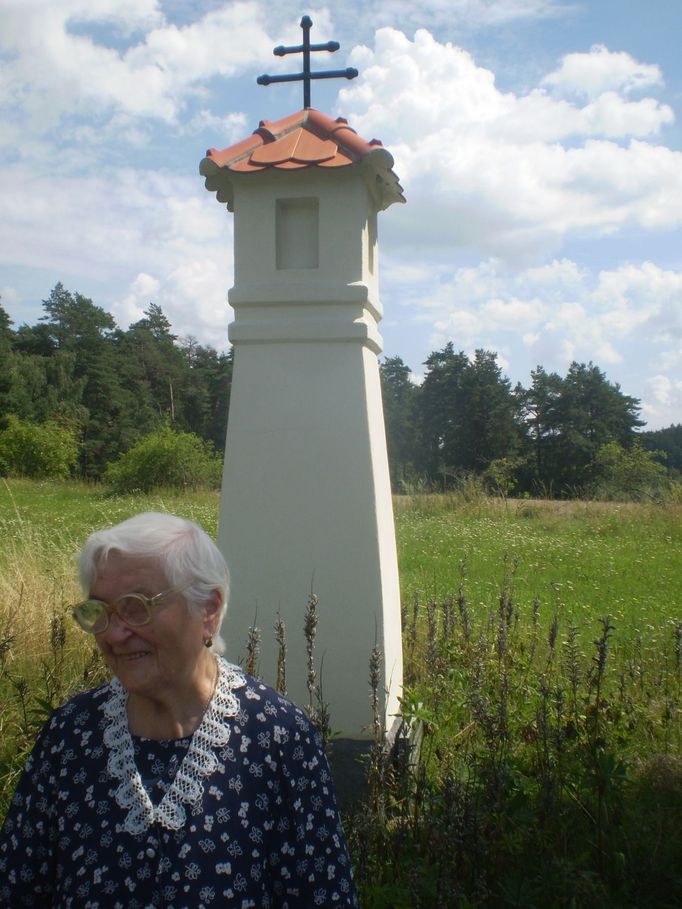 Marie Zahradníčková u božích muk na místě, kde zemřel její manžel, básník Jan Zahradníček.